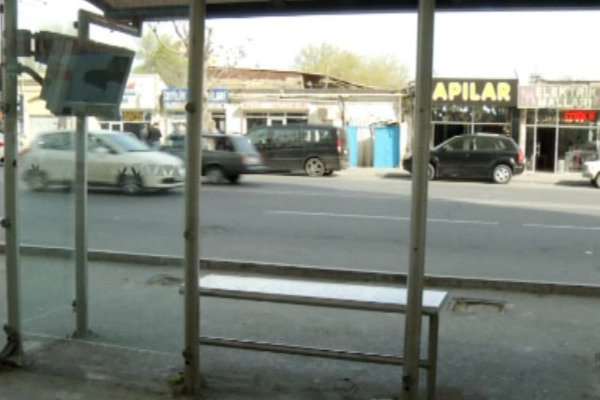 Bakıda qadın sürücü maşını dayanacaqdakıların üstünə sürdü - Yaralılar var