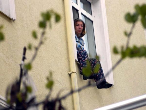 Qonşuları ilə mübahisə etdi, özünü pəncərədən atmaq istədi - Hadisə yerindən FOTOLAR