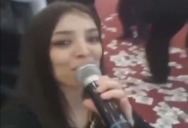 Azərbaycanda Müğənninin Üstünə Pulu Xəzəl Kimi Tökdülər – BİABIRÇI VİDEO