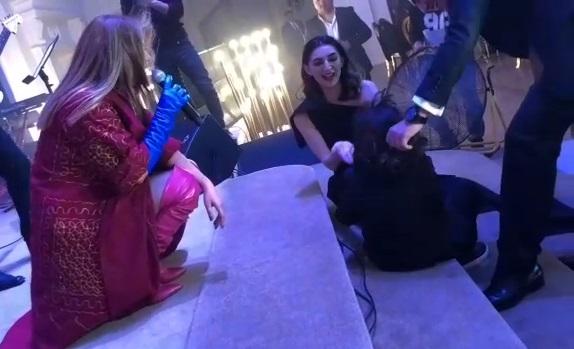 Aygün Kazımovanı görüb özünü itirdi - Video
