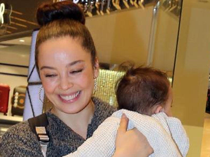 Azra Akın oğlunun adını sinəsinə yazdıracaq