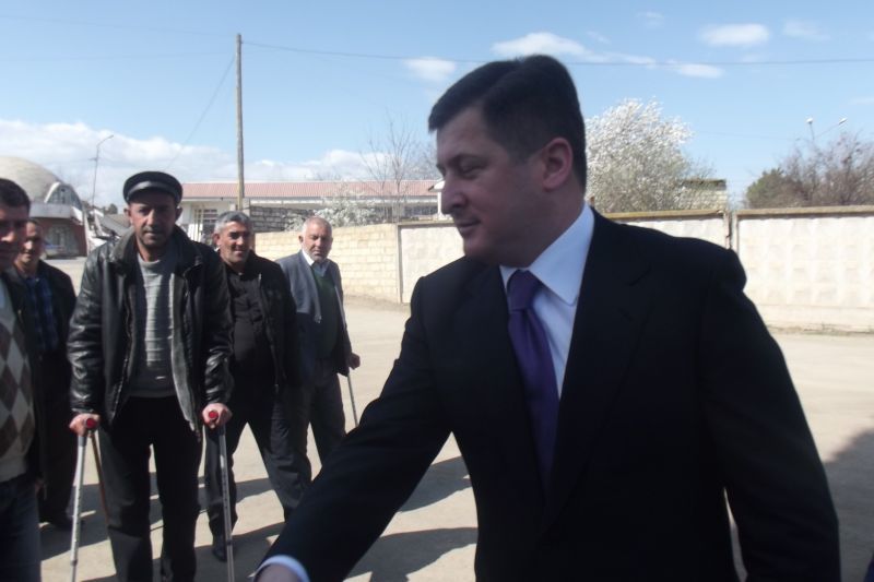 Kərəm Həsənov kəndi satışa çıxardı