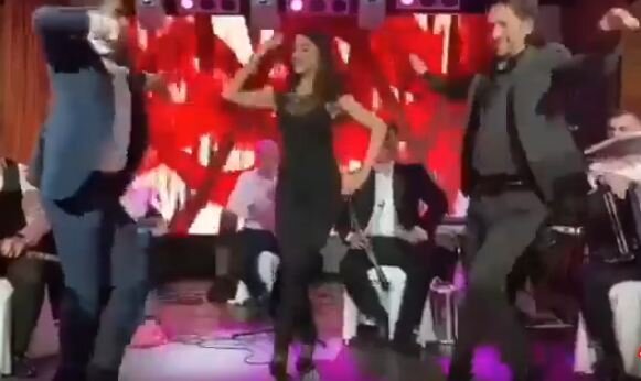 Pərviz Bülbülə toyda gənc qızla bir rəqs etdi ki... - VİDEO