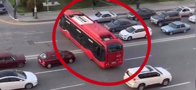 “BakuBus” avtobusu bir manevrlə bütün yolu iflic etdi – VİDEO