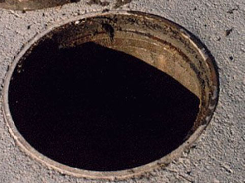 Bakıda azyaşlı kanalizasiya quyusuna düşüb öldü