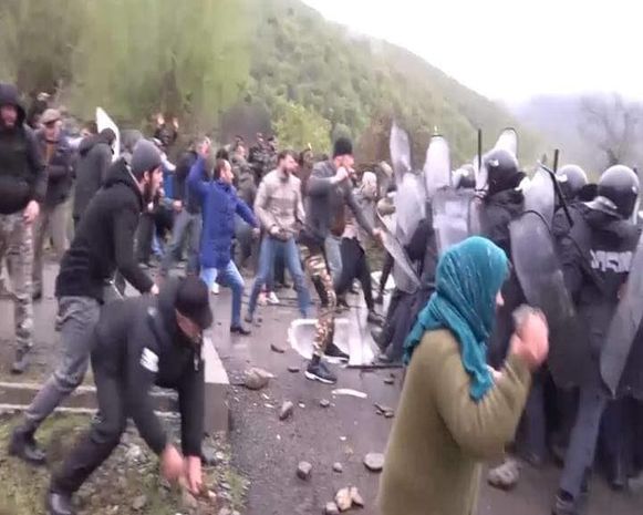 Gürcüstanda etirazlar: Xüsusi təyinatlıları daşqalaq etdilər - VİDEO