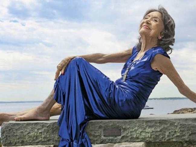 Bu qadın 100 yaşında yoqa edir, dərs deyir - VİDEO