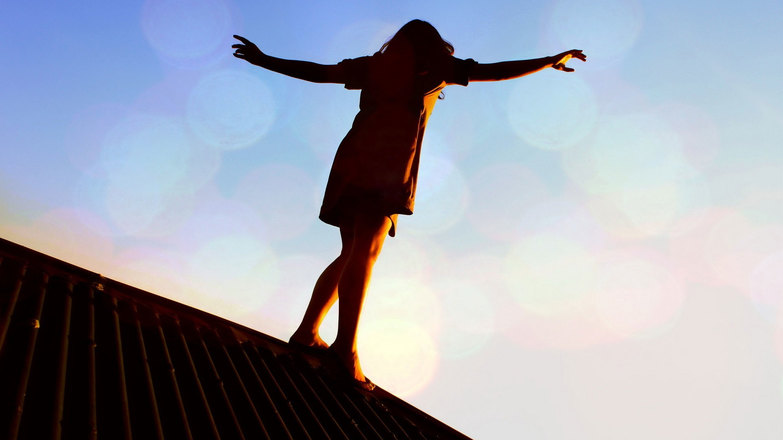 Bakıda özünü binadan atan məktəbli qız möcüzə nəticəsində sağ qaldı