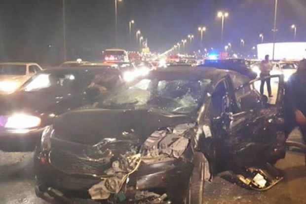 20 Yanvar dairəsində avtomobil səkiyə çırpıldı: xəsarət alan var - VİDEO