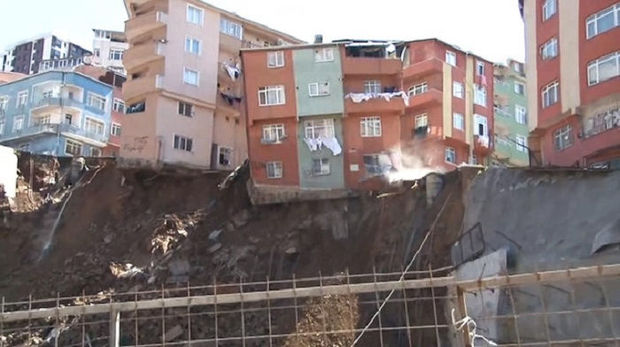 İstanbulda yaşayış binası çökdü - VİDEO