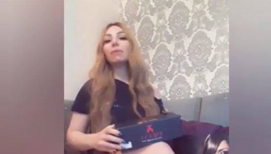 Azərbaycanlı qızın biabırçı görüntüsü:Elə oturdu ki...+VİDEO