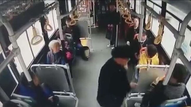 Avtobusda RƏZALƏT! Qadını vurub qucağına oturdu - FOTOLAR