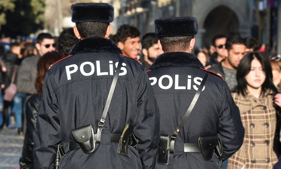 Azərbaycanda polisi vəzifə başında döydülər
