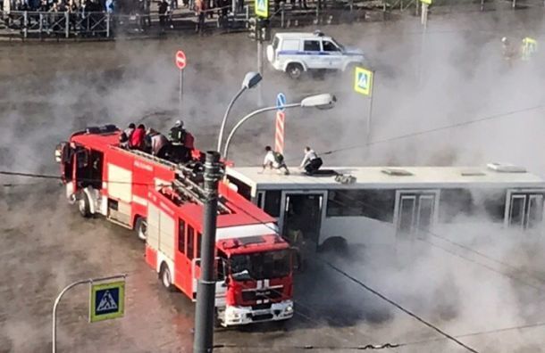 Peterburqda sərnişin avtobusu qaynar su gölməçəsinə düşdü - VİDEO