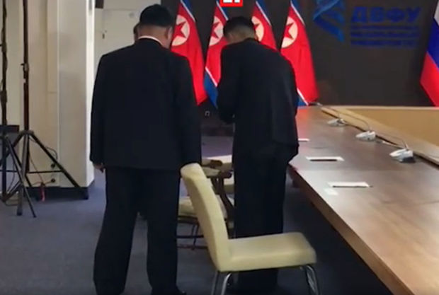 Inın cangüdənləri onun oturacağını “spirtləyir” - VİDEO