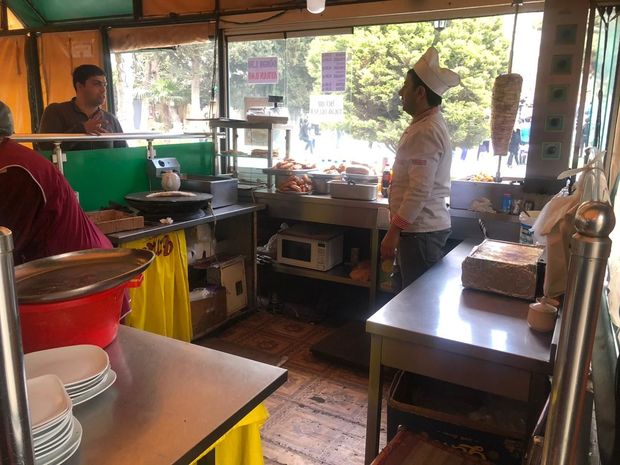 Pişik dönər aparatındakı əti yedi, məkanı bağladılar - FOTO