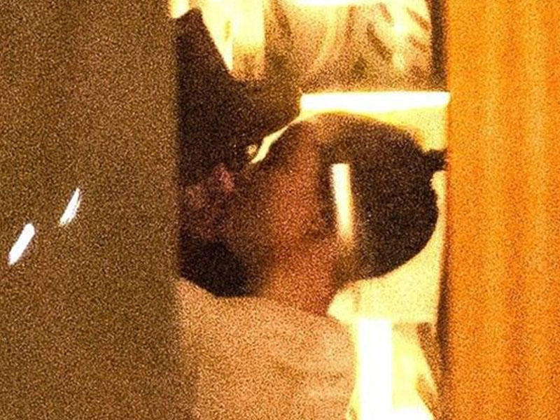 55 yaşlı aktyor rəqqasə ilə öpüşərkən görüntüləndi - FOTO