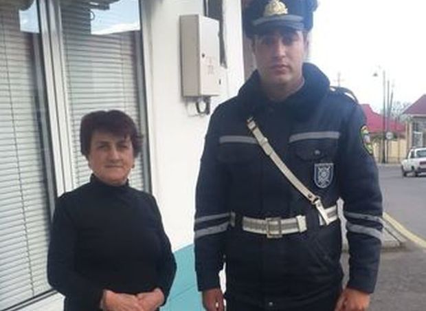 В Азербайджане полицейские вернули женщине ее потерянные деньги