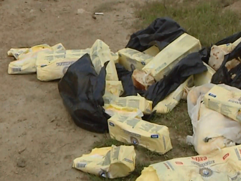 İstifadə müddəti bitmiş yağlar küçəyə atılıb - Üfunət iyi ətrafa yayılır, zibilliyə küçə itləri yığışır