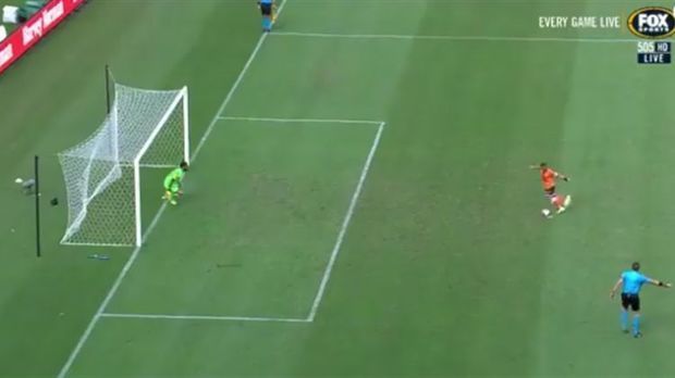 Футболист обманул вратаря слабым ударом с пенальти - ВИДЕО