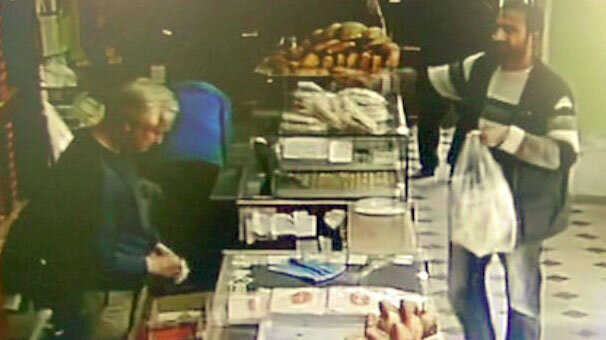 Sədəqə qutusunu oğurlayan kişi anbaan kameraya düşdü - FOTO