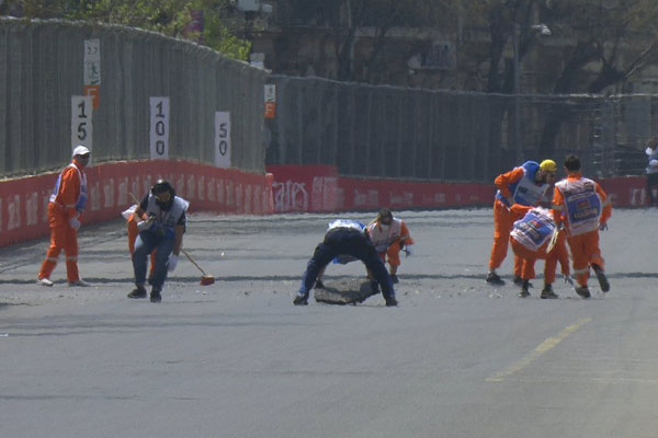 Kanalizasiya qapağı Azərbaycan Qran-prisinin dayandırılmasına səbəb oldu (FOTOLAR)