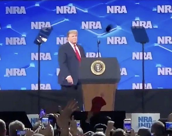 Пьяный американец бросил телефон в Трампа