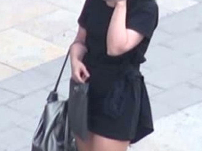 Qadın mağazada şalvar geyinərkən ona toxunan kişini polisə verdi - VİDEO