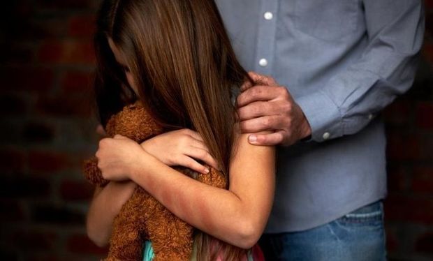 Azərbaycanda evdən qaçan azyaşlı qızla bağlı DƏHŞƏTLİ FAKTLAR ÜZƏ ÇIXDI: 11 yaşından atası zorlayıb