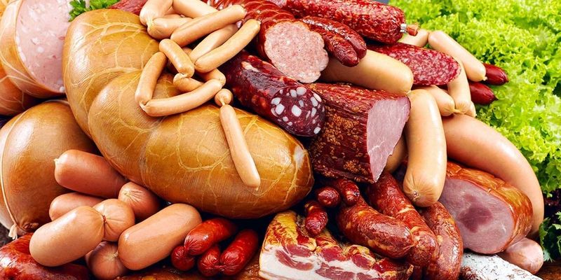 AZƏRBAYCANDA ƏHALİ TƏHLÜKƏDƏ: “OVQAT” Kolbasasında xərçəng,ölü ət,milçək,Çin benzonatı...