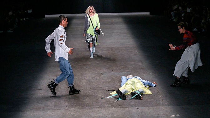 Tanınmış model podiumda öldü, şou zənn etdilər – Video