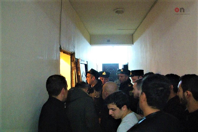 Bakıda corab qurutmaq istəyən şəxs qonşuları təşvişə saldı - VİDEO