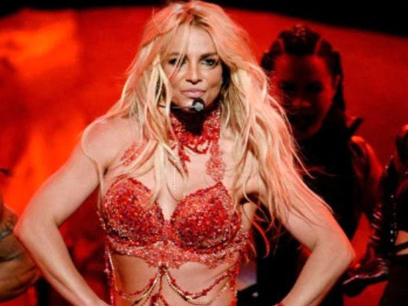 Təyyarənin tualetində, parkda cinsi əlaqəyə girən dünya ulduzları - FOTO