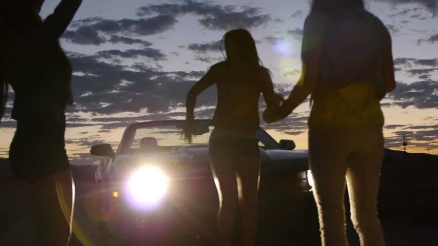 Üç qız Bakının mərkəzində ailəmi bir-birinə vurdu - VİDEO