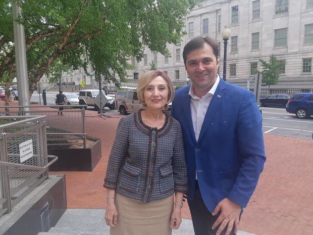 ABŞ prezidentlərinin azərbaycanlı xanım tərcüməçisi - FOTO