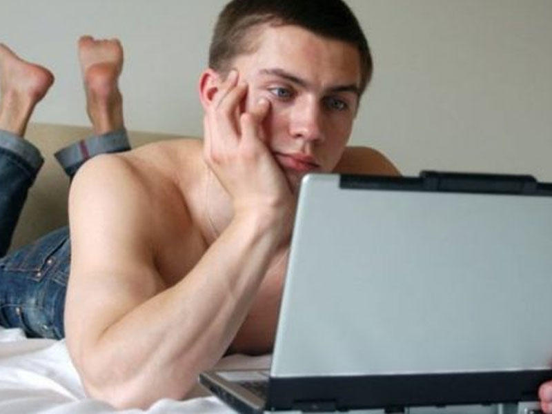 Əri pornoya baxan qadınlarda bu xəstəlik yaranır - ARAŞDIRMA