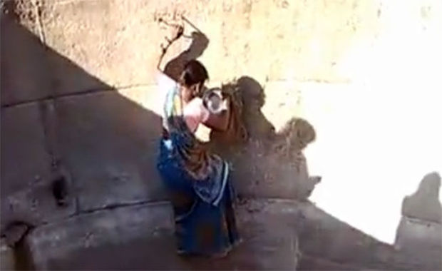 Hindistanda su üçün həyatını təhlükəyə atan qadınlar - VİDEO