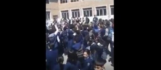 Azərbaycanda bu məktəbin şagirdləri etiraz aksiyası keçirdi - VİDEO