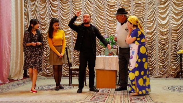 Qax Xalq Teatrında “Məhəbbət bir bəladır” komediyasının premyerası keçirilib