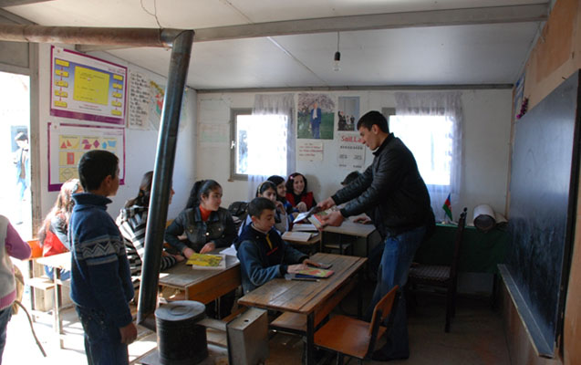 Məktəbdə acınacaqlı vəziyyət: Özlərini dolandıra bilmirlər, qızları necə oxutsunlar?