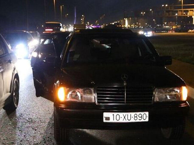 Bakıda sərnişin anidən maşının qapısını açdı, qəza oldu - VİDEO