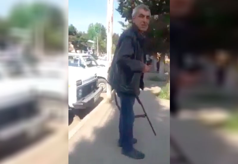 Azərbaycanda yaşlı kişi küçənin ortasında itləri güllələdi - VİDEO