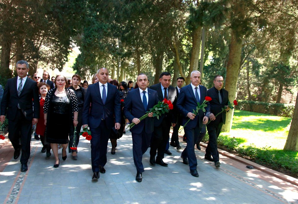 Azay Quliyev və QHT Şurasının rəhbərliyi Heydər Əliyevin məzarını ziyarət etdilər -FOTO