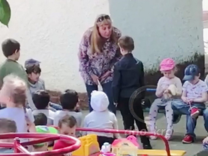 «Целуй землю, тварь!». Заведующая детсадом заставила воспитанника целовать землю – ВИДЕО
