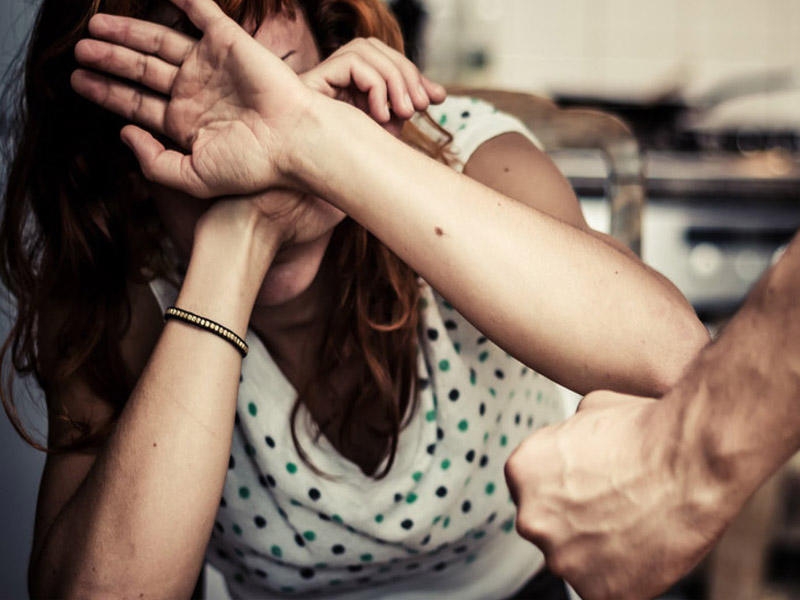 Bakıda qadına hücum edib ağzını tutdular, bıçaqla hədələdilər - VİDEO