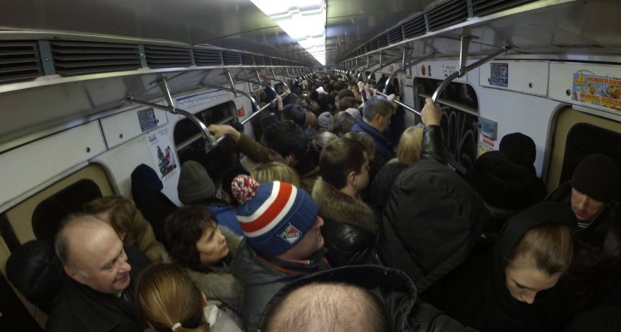 В бакинском метро мужчина приставал к девушке. Она потеряла сознание