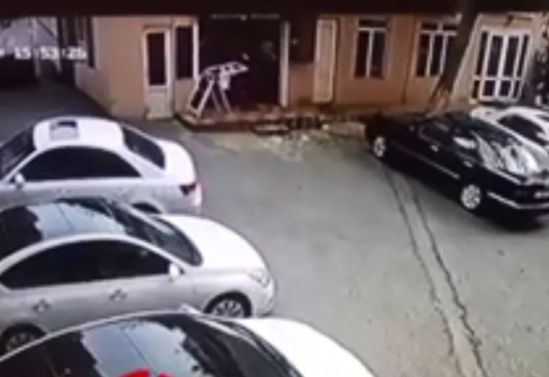В Баку ребенок выпал с восьмого этажа - ШОКИРУЮЩЕЕ ВИДЕО