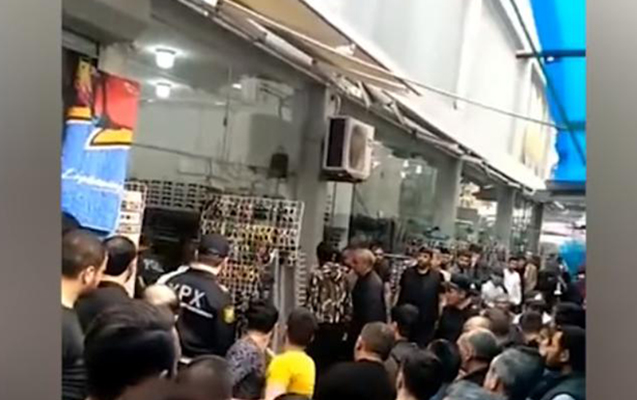 Sumqayıtda ticarət mərkəzində ər arvadını, sonra özünü bıçaqlayıb - Video