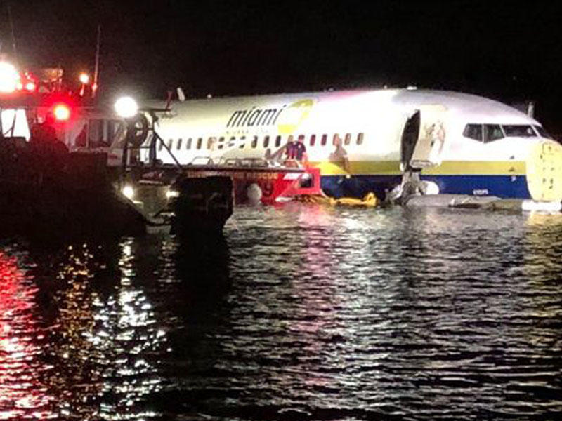 Göyərtəsində 143 nəfər olan təyyarə çaya düşdü - VİDEO - FOTO