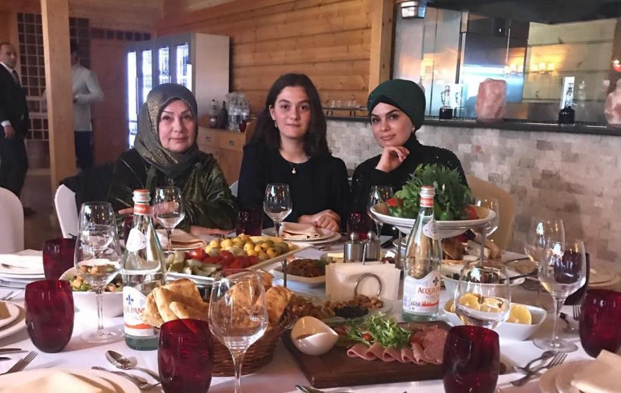 Alim Qasımovun xanımı və nəvəsi - Foto